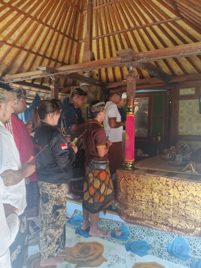 Perbekel dan Perangkat Desa Meyalat ke Rumah Duka Jero Mangku Desa ( I Ketut Sudarsana, S.Pd), Desa Adat Gelogor